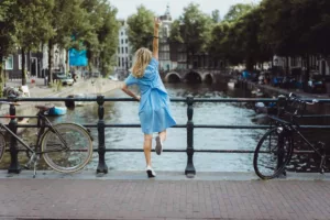 Amsterdam’da Bir Yolculuk: Kanallar, Kültür ve Büyüleyici Deneyimler