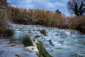 Saturnia, Olaszország: Merülj meg Toscana álomszerű termálvizes természeti melegfürdőiben
