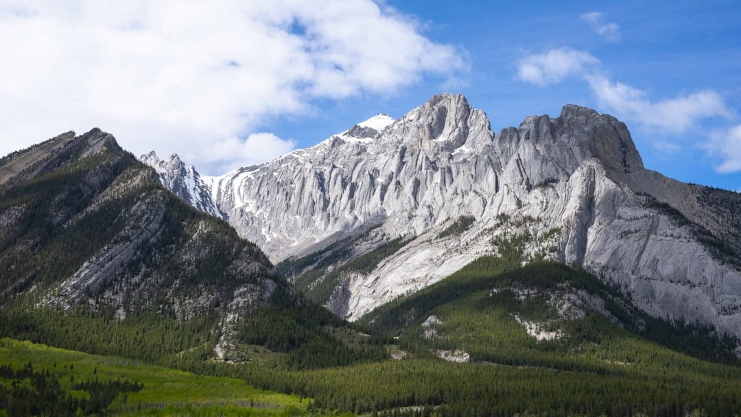A First-Timer’s Guide to the Canadian Rockies: Banff vs. Jasper in Early Summer