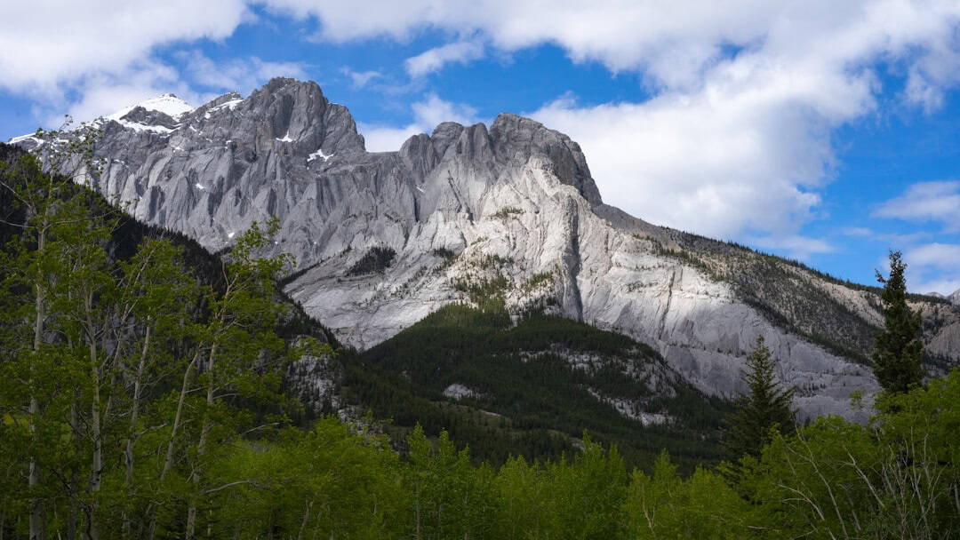 A First-Timer’s Guide to the Canadian Rockies: Banff vs. Jasper in Early Summer