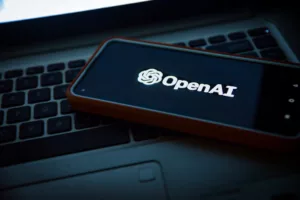 Το OpenAI μπορεί να χτίζει ένα AI τηλέφωνο που αντικαθιστά εφαρμογές — Γιατί πρέπει να το προσέξουν οι ταξιδιώτες