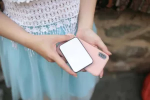 Casely Επανεκδίδει Ανάκληση Power Bank μετά από Έκρηξη κατά τη Διάρκεια Πτήσης: Τι Πρέπει να Ξέρουν οι Ταξιδιώτες το 2026