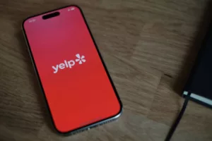 Yelp’in Yeni AI Asistanı Bir Sohbette Yemeğini Planlayıp Rezervasyonunu Yapar — Gezginler Neden Dikkat Etmeli