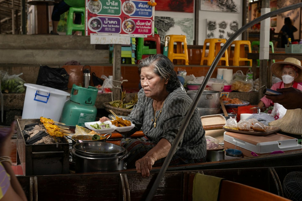 A Street Food Guide to Bangkok in 2026: 15 Dishes You Must Try and Where to Find Them