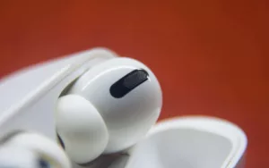 Τα AirPods της Apple με κάμερες πλησιάζουν την παραγωγή — Γιατί να τα προσέξουν οι ταξιδιώτες