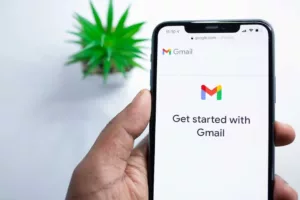 A Gmail-fiók regisztrációja most QR-kód beolvasását és SMS küldését igényli — amit az utazóknak tudniuk kell