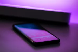 Hogyan irányíts mindent a telefonodon a hangoddal (iOS és Android)