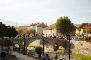 Πώς να περάσετε 24 ώρες στο Πρίζρεν, την πολιτιστική πρωτεύουσα του Κοσσυφοπεδίου που επισκέπτονται λιγότερο