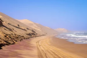 Οδικό ταξίδι στην Namibia’s Skeleton Coast: Τι να δείτε, πού να μείνετε & πώς να προετοιμαστείτε