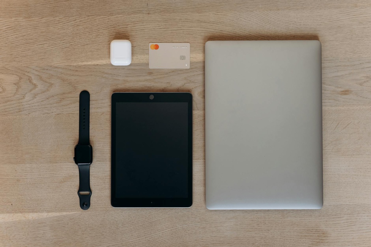 The Best Travel Gadgets for Digital Nomads in 2026: Lightweight Tech That’s Actually Worth Packing