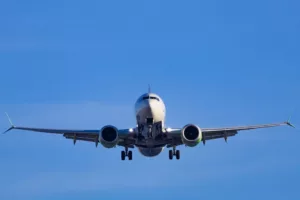 A fapados légitársaságok rejtett költségei Európában: Ryanair vs easyJet feladott poggyász-díjak egy 5 városos nyári utazás során