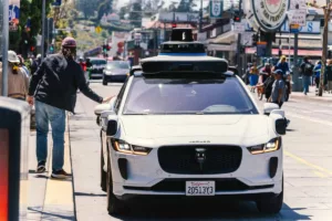Waymo, Su Baskını Olan Yollarda Sürüş İçin 3.791 Robotaksiyi Geri Çağırdı — Bu Yaz Yolcular İçin Ne Anlama Geliyor