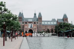 Ένα Queer δρομολόγιο στο Amsterdam: Πού να φας, πού να μείνεις και πού να διασκεδάσεις για το WorldPride 2026