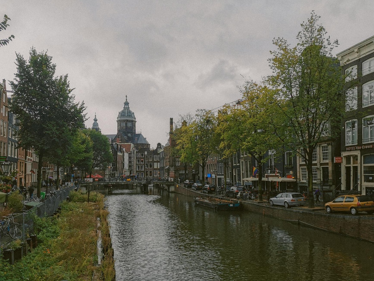 Un itinerario queer en Amsterdam: Dónde comer, alojarse y divertirse para WorldPride 2026