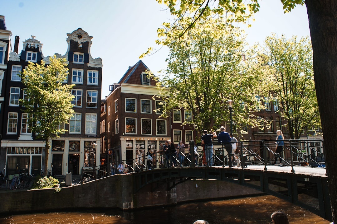 Un itinerario queer en Amsterdam: Dónde comer, alojarse y divertirse para WorldPride 2026