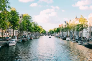 Η Amsterdam προτείνει αύξηση του τουριστικού φόρου έως 20% — Τι σημαίνει πραγματικά για το ταξίδι σας το 2026