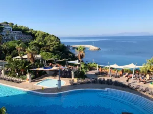 Αξίζουν στ’ αλήθεια τα ξενοδοχεία all-inclusive στην Τουρκία το 2026; Antalya vs Bodrum για ζευγάρια που θέλουν άνεση (όχι σκηνές πάρτι)