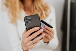 Η αγορά ενός μεταχειρισμένου iPhone έχει περισσότερο νόημα από ποτέ (ειδικά για καλοκαιρινά ταξίδια)