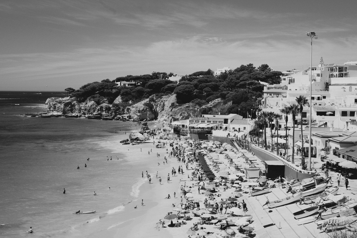 Destinazioni balneari europee economiche per l’estate 2026: 7 alternative ad Amalfi che costano la metà