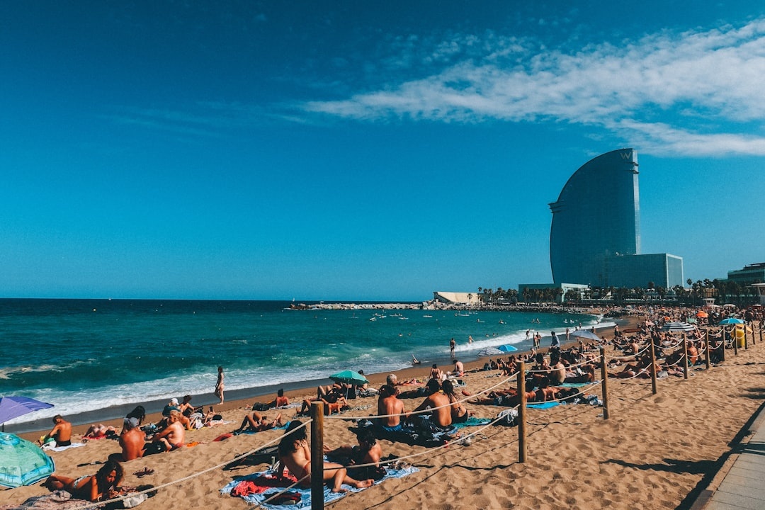 Destinazioni balneari europee economiche per l’estate 2026: 7 alternative ad Amalfi che costano la metà