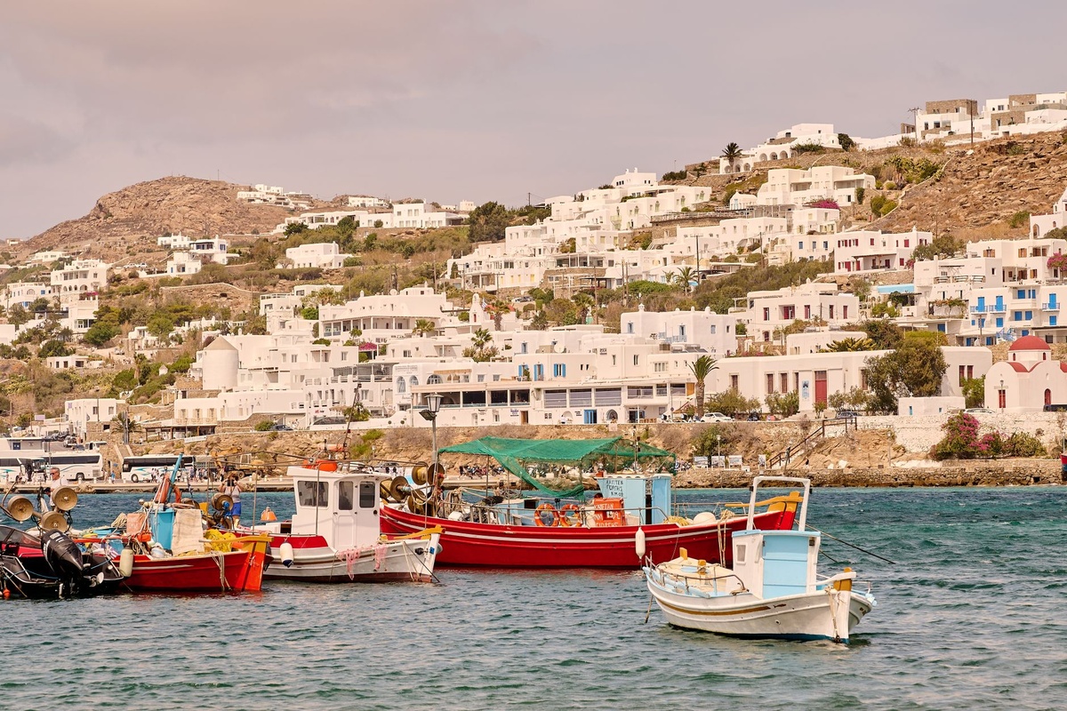 Günstigste griechische Inseln im Sommer 2026: Milos vs Naxos vs Paros (Unterkunftspreise im Vergleich)