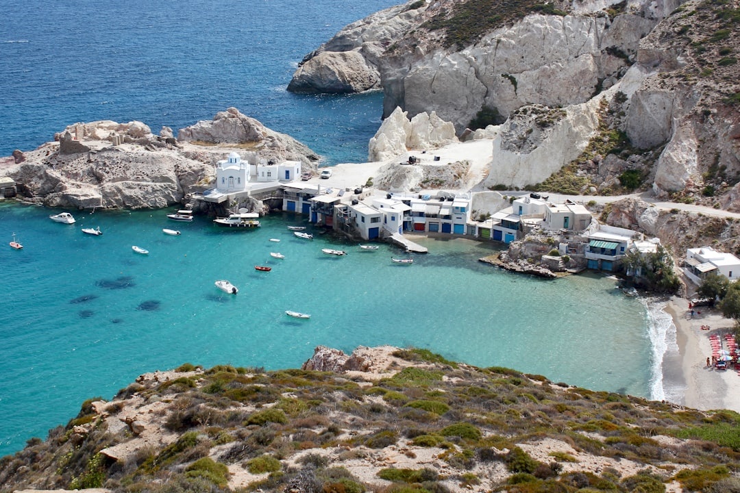 Günstigste griechische Inseln im Sommer 2026: Milos vs Naxos vs Paros (Unterkunftspreise im Vergleich)