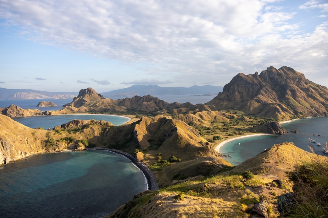 Indonesia Island-Hopping Without Flying: A 2-Week Bali–Nusa Penida–Lombok Route by Fast Boat (Schedules and Costs)