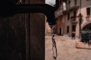 İtalya Musluk Suyu Garanti Değil: Restoran, Bar ve Otel Kuralları Avrupa Genelinde (2026 Yaz Rehberi)