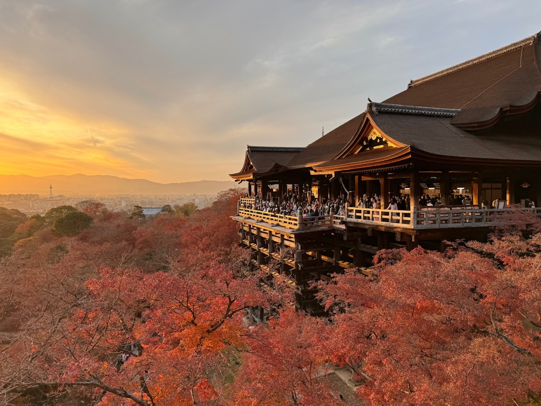 Kyoto Temple-Hopping Without the Crowds: A 1-Day Route Covering Fushimi Inari, Tofuku-ji & Daigo-ji (With Bus vs Train Tips)