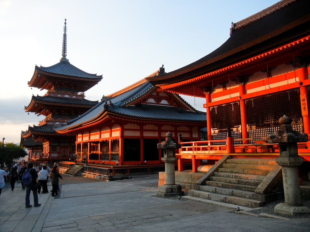 Kyoto Temple-Hopping Without the Crowds: A 1-Day Route Covering Fushimi Inari, Tofuku-ji & Daigo-ji (With Bus vs Train Tips)