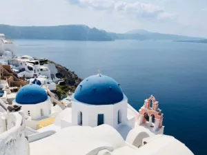 Off-Season Σαντορίνη: Είναι όντως ο Οκτώβριος καλύτερος από τον Ιούλιο; Σύγκριση μετεωρολογικών δεδομένων, δρομολογίων πλοίων και τιμών ξενοδοχείων