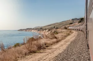 Τα παράκτια δρομολόγια με τρένο που αξίζει να κάνεις αυτό το καλοκαίρι—Για εντυπωσιακές θέες χωρίς να οδηγείς