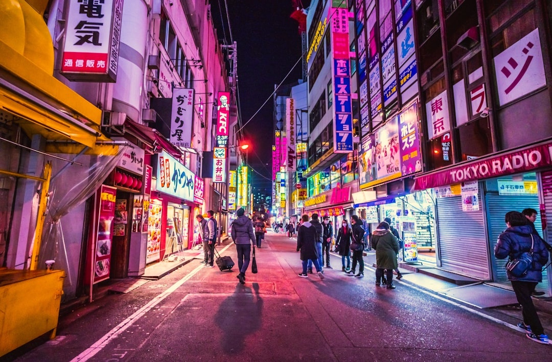 Tokyo Neighborhood Guide 2026: Where to Stay in Shinjuku vs Shibuya vs Asakusa (Hotel Prices Under ¥25,000/Night)