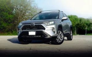 2026 Toyota RAV4 Plug‑In teszt: A nagy akkumulátor, ami miatt kihagyhatóak a benzinkutak az országúti kirándulásokon