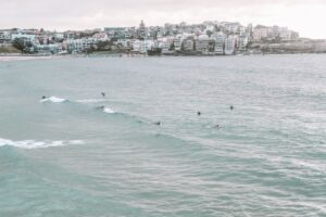 7 Beginner-Friendly Surf Towns With Reliable Summer Swell and Fast Wi‑Fi (July–September Compared)
