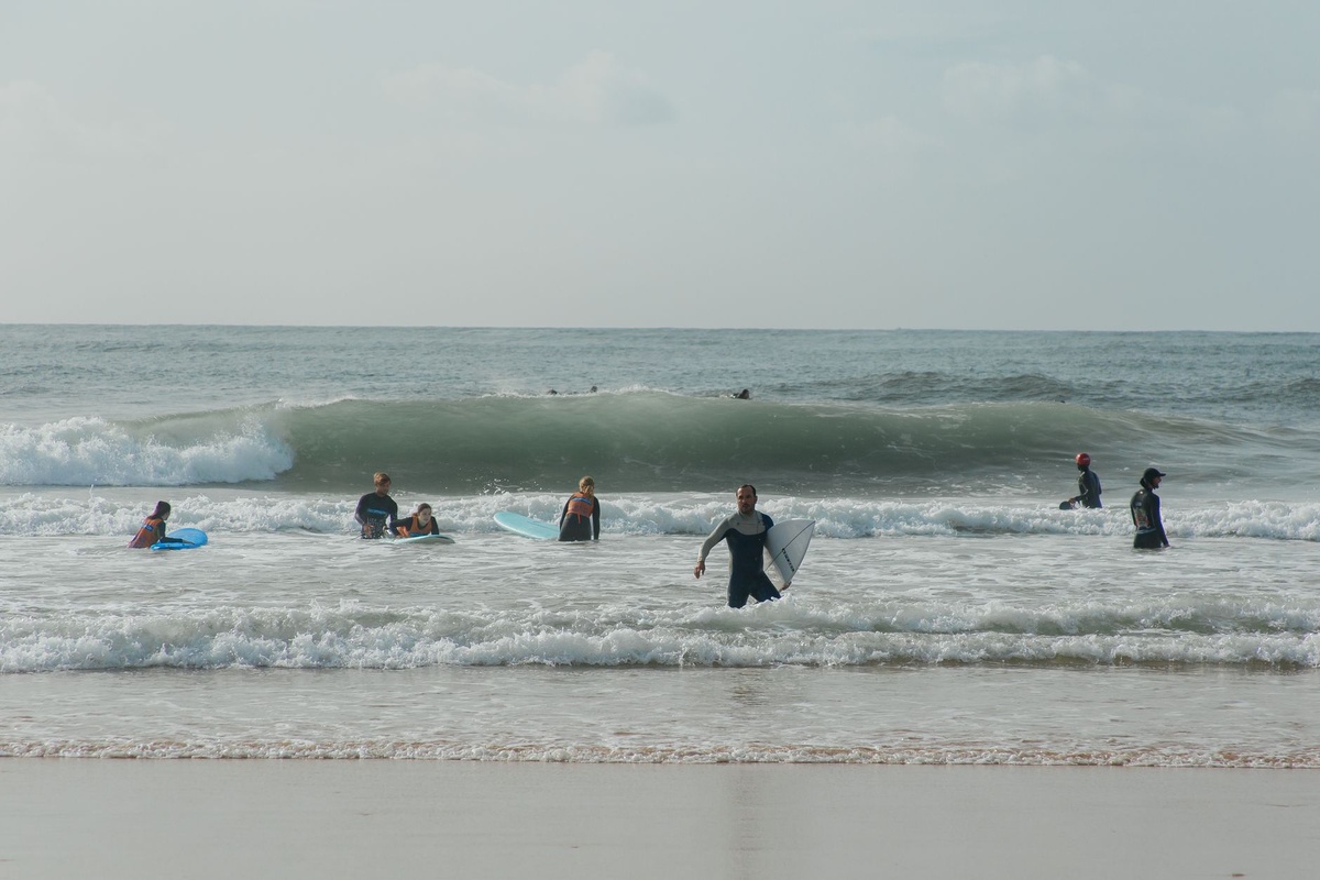 7 Beginner-Friendly Surf Towns With Reliable Summer Swell and Fast Wi‑Fi: Ericeira, Taghazout, Biarritz, Sayulita, and More (July–September Conditions Compared)