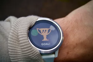 Ο νέος fitness tracker της Garmin χωρίς οθόνη είναι φτιαγμένος για ταξιδιώτες (και δεν χρειάζεται συνδρομή)