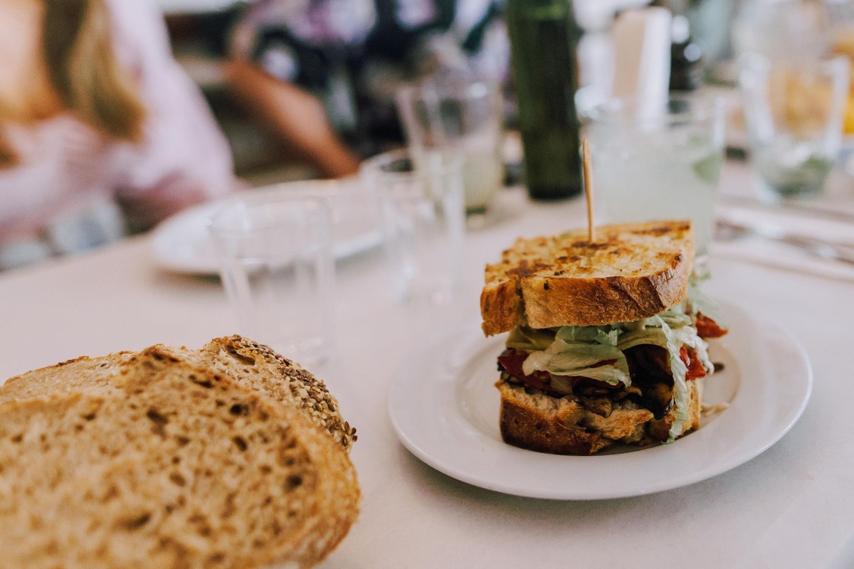 How to Eat Intentionally in Buenos Aires on $25 a Day: A Step‑by‑Step Budget Backpacker Plan for Parrillas, Mercado Stalls, and Tipping Etiquette in 2026