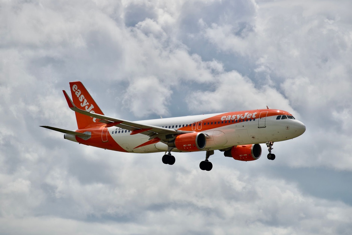 How to Find Cheap Flights in 2026: Google Flights, Skyscanner, and “First-Minute” Mediterranean Deals Explained