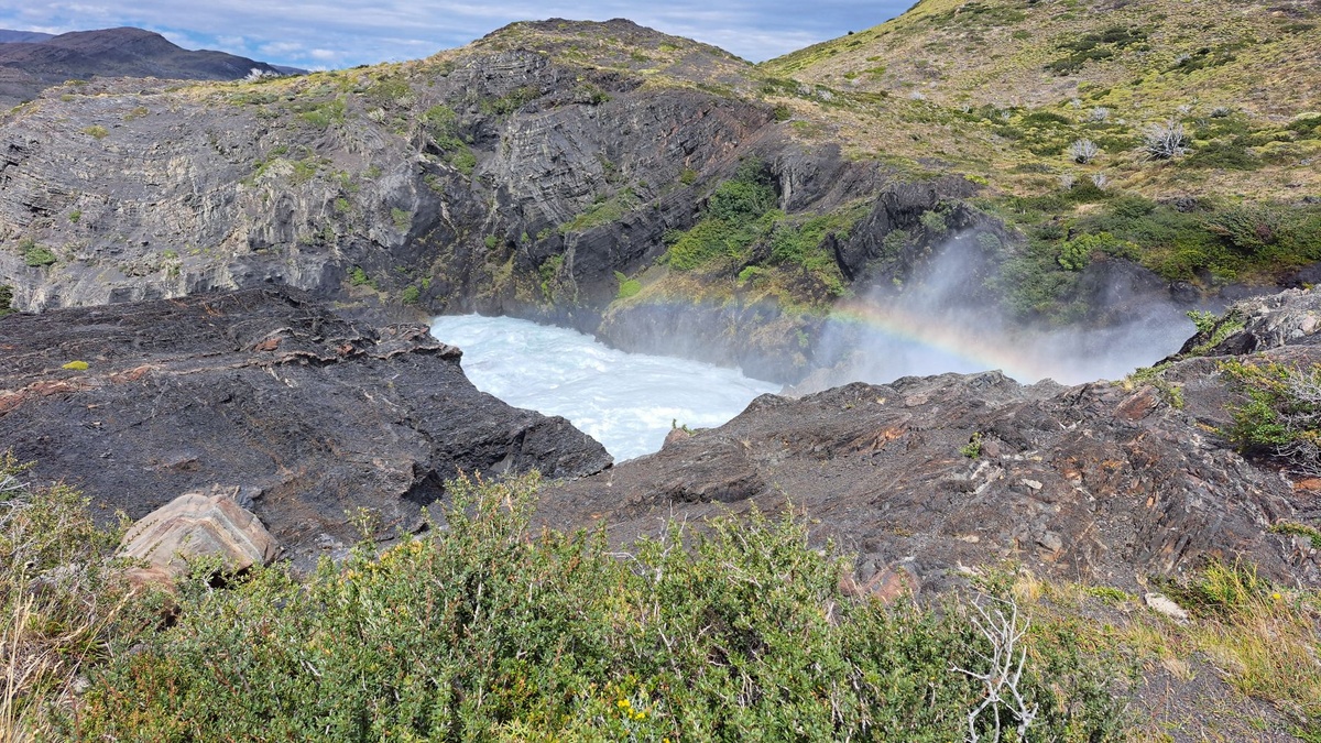 How to Plan the O Circuit in Torres del Paine Step‑by‑Step: Local Permit Systems, Ferry Bookings from Puerto Natales, Campsite Availability in Peak January, and Wind Safety Tips