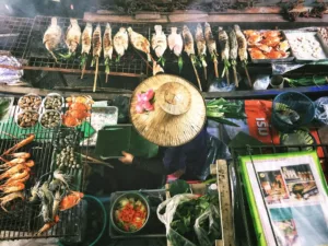 Αξίζει μια ξενάγηση για street food στην Μπανγκόκ στη “κορυφή” της μουσώνων (Ιούλιος–Σεπτέμβριος); Σύγκριση για budget backpackers: οργανωμένες περιηγήσεις vs φαγητό μόνοι σας σε Yaowarat και Ratchada