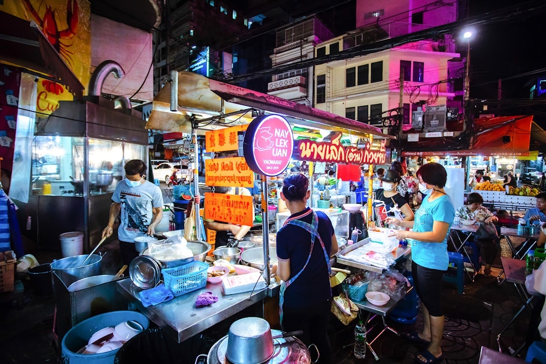 Is a Bangkok Street Food Tour Worth It in Peak Monsoon (July–September)? A Budget Backpacker’s Comparison of Guided Tours vs DIY Eating in Yaowarat and Ratchada