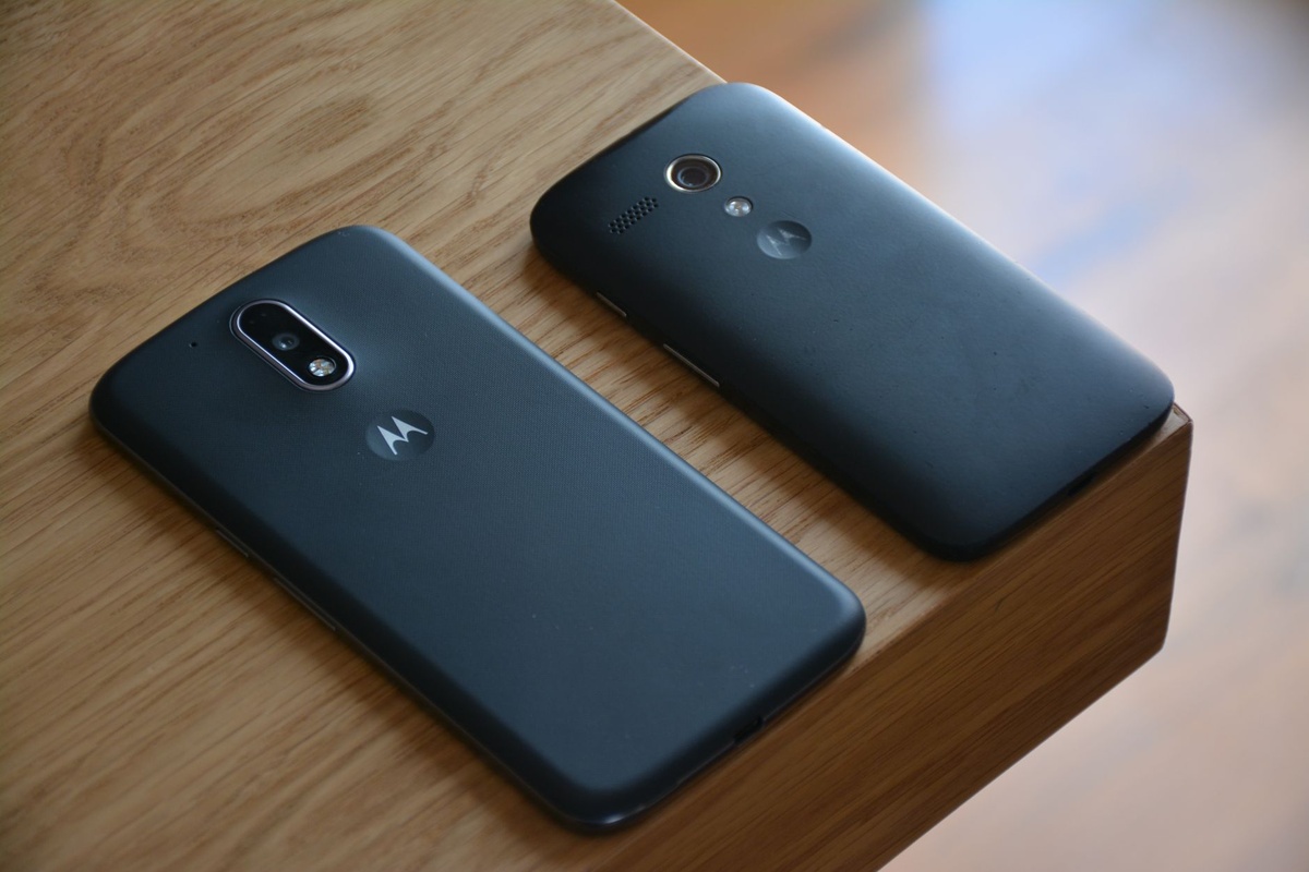 Motorola Phones Now Have a Built-In Travel eSIM for Mobile Data Outside the US