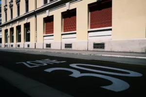 Περιπλάνηση (Roaming) vs eSIM στην Ευρώπη: Μια σύγκριση κόστους 30 ημερών με Airalo, Holafly και Vodafone