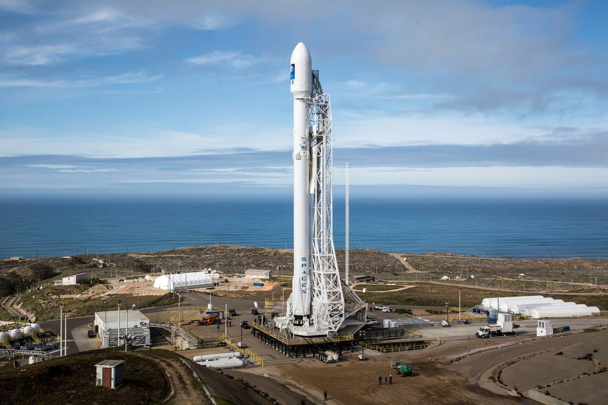 SpaceX phone 📱, OpenAI govt equity 💰, Meta Ray Ban apps 🕶️