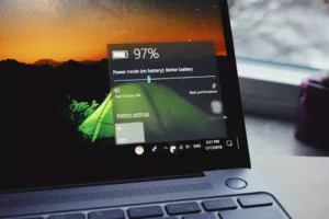 Δοκιμή φορητών σε μπαταρία vs ρεύμα: Σύγκριση Intel, Qualcomm, Apple & AMD για ταξιδιώτες (2026)