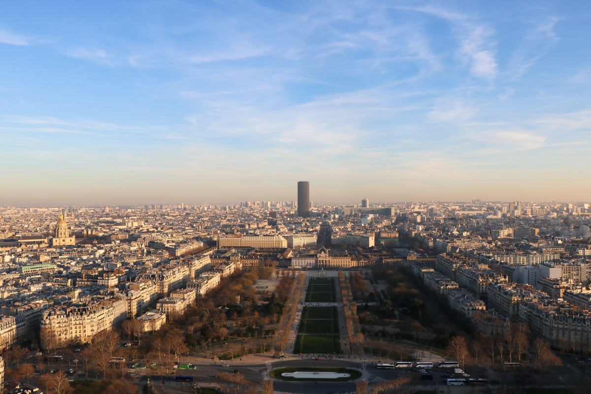 La Torre Eiffel all’alba vs Montparnasse all’ora blu: miti di Instagram vs realtà per chi visita Parigi per la prima volta (dati su folla, prezzi biglietti e regole permessi foto nel 2026)