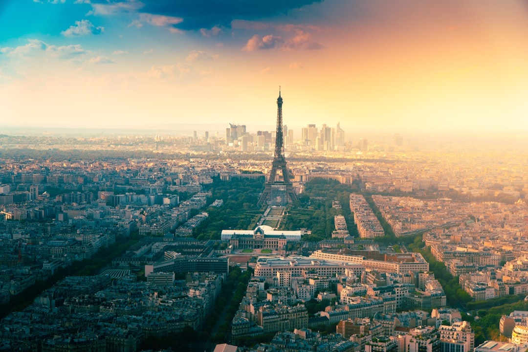 La Torre Eiffel all’alba vs Montparnasse all’ora blu: miti di Instagram vs realtà per chi visita Parigi per la prima volta (dati su folla, prezzi biglietti e regole permessi foto nel 2026)