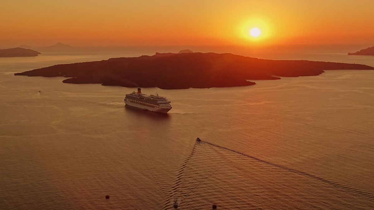 The Myth of “Overtouristed” Santorini: Best Months, Quieter Villages, and How to Avoid the Cruise Crowds