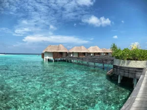 Γιατί τα overwater bungalows στις Μαλδίβες είναι φθηνότερα (και πιο πράσινα) τον Σεπτέμβριο: Ένας αντισυμβατικός οδηγός πολυτέλειας χαμηλής σεζόν και αντίκτυπου στο ριφ για σόλο ταξιδιώτες